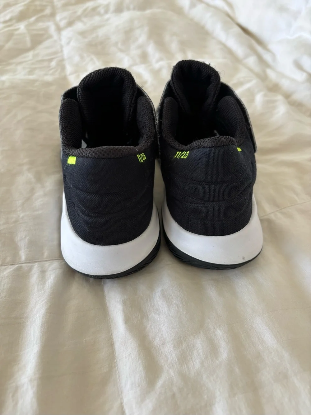 Nike Kyrie Irving Low Top Basketball Sneaker shoes Youth boys 3 Lace+Strap